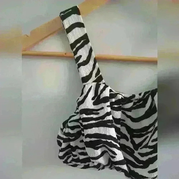 ZARA | Girl's White/Black Textured Animal Print  Cropped Top - Picture 2 of 5